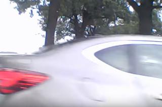 O krok od tragedii na jednym ze skrzyżowań! Kierowca z dużą prędkością przejeżdża wprost przed maską innego auta! [WIDEO 18+]