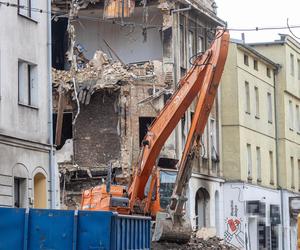 Spalona kamienica w Poznaniu znika. Trwa rozbiórka budynku  1:44 PM  i to się nie pali kompletnie! 