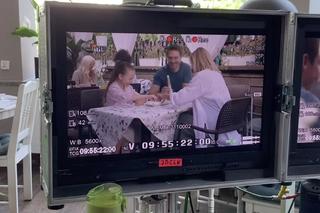 M jak miłość na planie odc. 1832. Dima (Michaił Pszeniczny), Nadia (Mira Fareniuk), Julia (Marta Chodorowska)