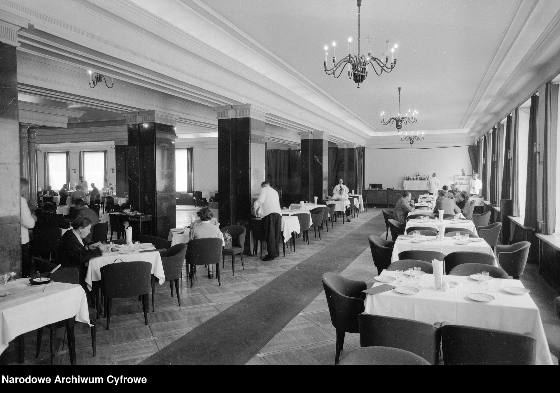 Hotel Warszawa w Prudentialu w latach 50.