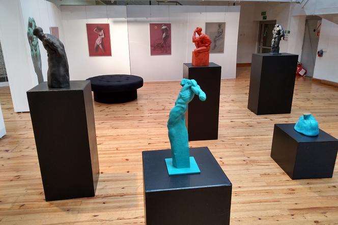 Rzeźby i rysunki na wystawie w Galerii Winda w Kielcach