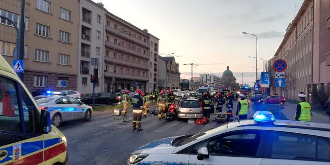 Policyjny pościg ulicami Łodzi zakończył się wypadkiem. 3 osoby w szpitalu