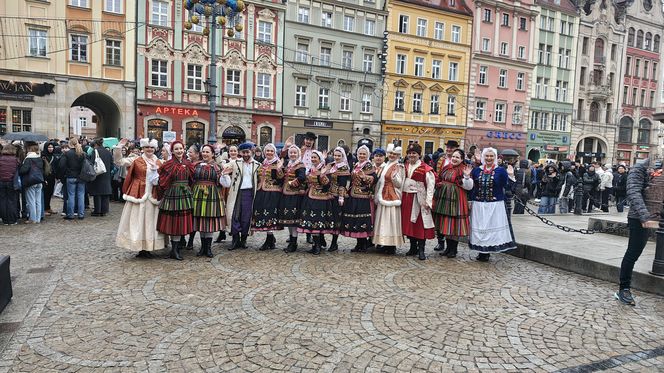 Polonez dla Fredry 2025 we Wrocławiu. Maturzyści zatańczyli na Rynku [ZDJĘCIA]