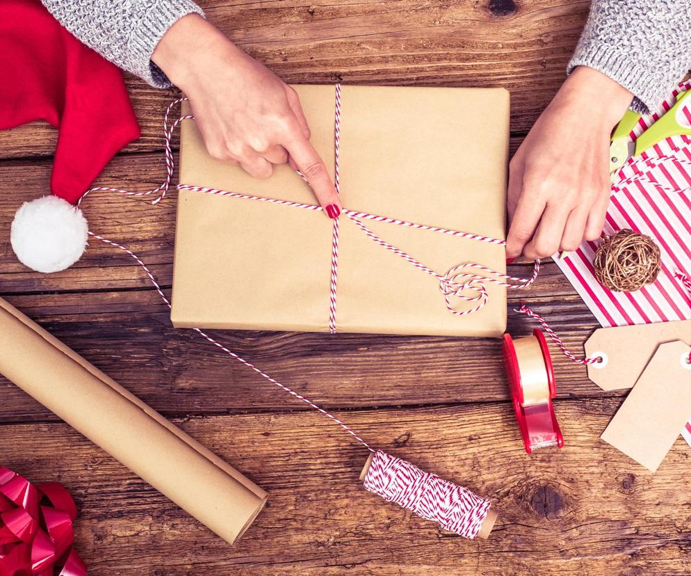Prosty sposób na spakowanie prezentów świątecznych. W kilka sekund będą wyglądać jak paczki od św. Mikołaja
