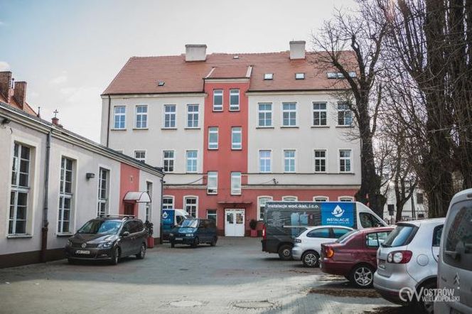 Ostrów. Dawna szkoła zalana! Co zrobi miasto?