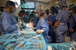 30 chirurgów z całego świata w walce z rakiem piersi. Nowatorskie operacje dla zdrowia kobiet