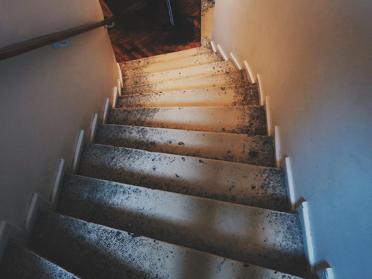 Śmierć na klatce schodowej przy ul. Słowackiego w Łomży