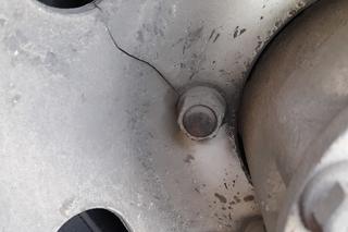 Siedzenia na drewnianych klockach i trytytkach. W takich warunkach wozili ludzi!