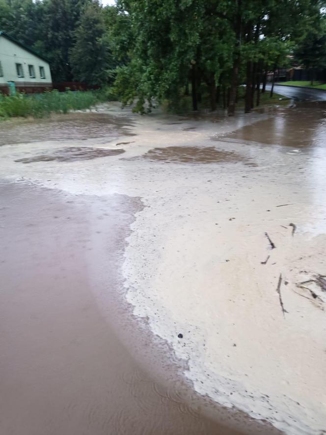 Ulewy, podtopienia, wysoki stan rzek. Świętokrzyskie. Coraz więcej interwencji strażaków 