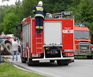 Makabra na drodze pod Grójcem. Osobowe suzuki czołowo zderzyło się z ciężarówką