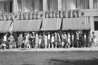 Największe absurdy PRL-u. Pamiętacie jeszcze długie kolejki przed pustymi sklepami?