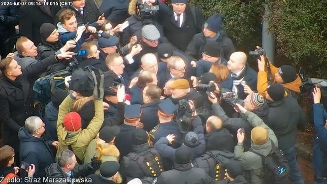 Tak wyglądała awantura pod Sejmem. Straż Marszałkowska publikuje zdjęcia