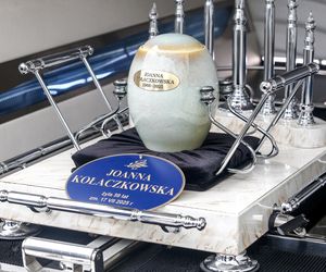 Pogrzeb Joanny Kołaczkowskiej. Tak pożegnali ją przyjaciele z kabaretu. Borek płakała jak uczennica