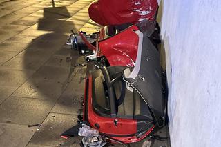 Kierujący sportowym BMW uderzył w słup tramwajowy w Warszawie. Dwie osoby ranne