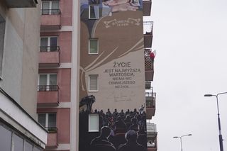 Mural Emiliana Kamińskiego przy al. Jana Pawła Ii w Warszawie