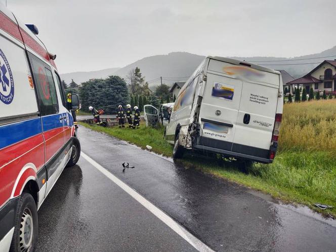 Łososina Dolna. Zderzenie dwóch dostawczaków. Ciężarówka chciała je minąć i skończyła w rowie