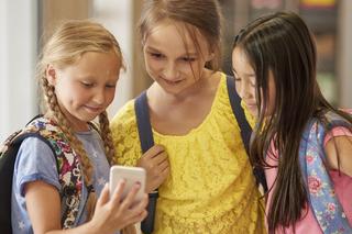 Zakaz używania telefonów w polskich szkołach już od września? Ten pomysł nie wszystkim się podoba