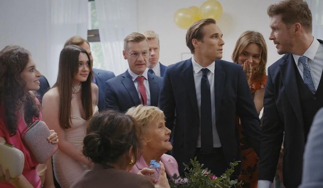 M jak miłość odc. 1890. Barbara (Teresa Lipowska), Marysia (Małgorzata Pieńkowska), Olek (Maurycy Popiel), Marcin (Mikołaj Roznerski)