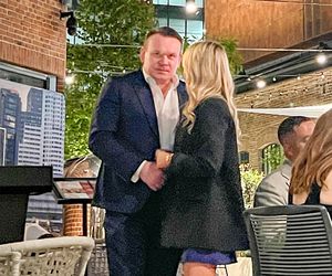 Europoseł PiS bawi się w towarzystwie pięknych kobiet. Wiemy, kim jest tajemnicza blondynka