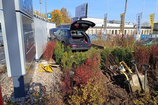 Puławy. Kierowca audi zasłabł i wjechał w paczkomat uszkadzając zawór gazu. Ewakuacja sklepu Lidl
