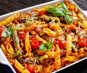 Makaron penne zapiekany z kurczakiem – pyszna zapiekanka w sosie pomidorowym