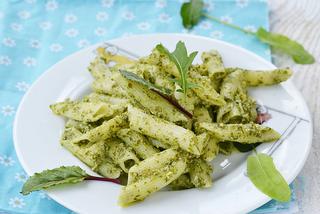 Pesto ze szczawiu do makaronu: sprytny przepis na szczawiowy sos do klusek