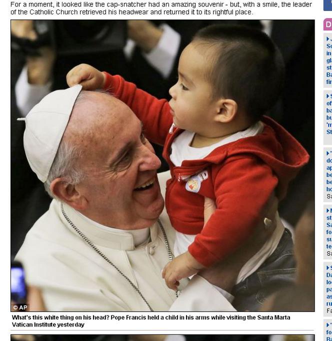 Chlopiec zdejmuje piuske Franciszkowi (2)