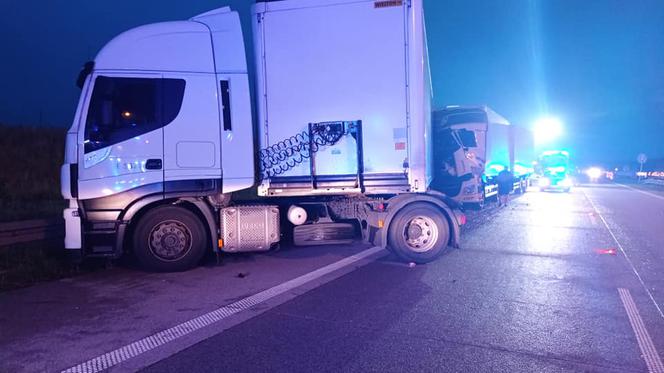 Groźny wypadek na A1. Kierowca ciężarówki wjechał w iveco Poczty Polskiej