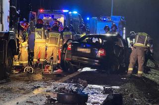 Osobowa skoda roztrzaskała się o drzewo. 53-latek zmarł w szpitalu
