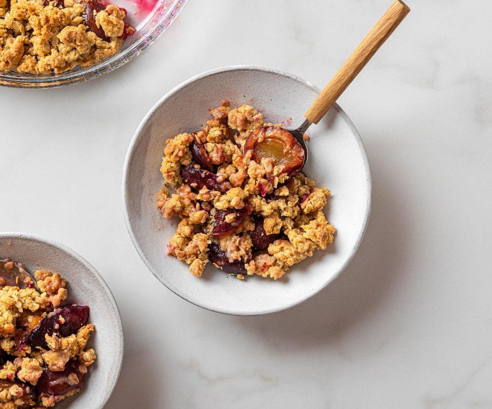 Śliwkowe crumble bezglutenowe: przepis na śliwki pod owsianą kruszonką