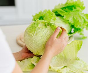 Młoda kapusta duszona z ziemniakami. Wyśmienity pomysł na dodatek do kotletów