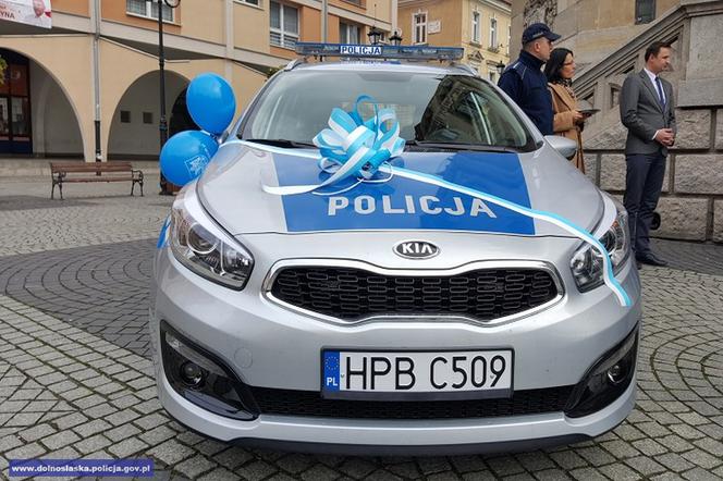 Policjanci w Jaworze otrzymali nowe samochody