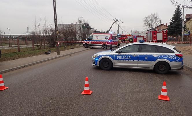 Grajewo. Audi złamało słup energetyczny. W samochodzie było dwóch mężczyzn