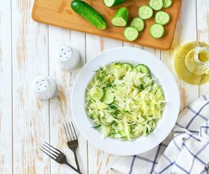 Zaskakująca wersja sałatki z kapusty i ogórka. Nowa wersja klasyki, którą pokochasz od pierwszego kęsa