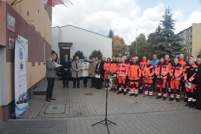 Biała Podlaska. Odsłonięcie tablicy poświęconej ratownikowi medycznemu. 64-latek został śmiertelnie dźgnięty nożem na służbie [ZDJĘCIA]