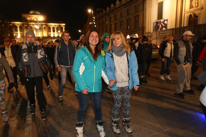 Nightskating. Warszawiacy przejechali stolicę na rolkach [Zdjęcia]