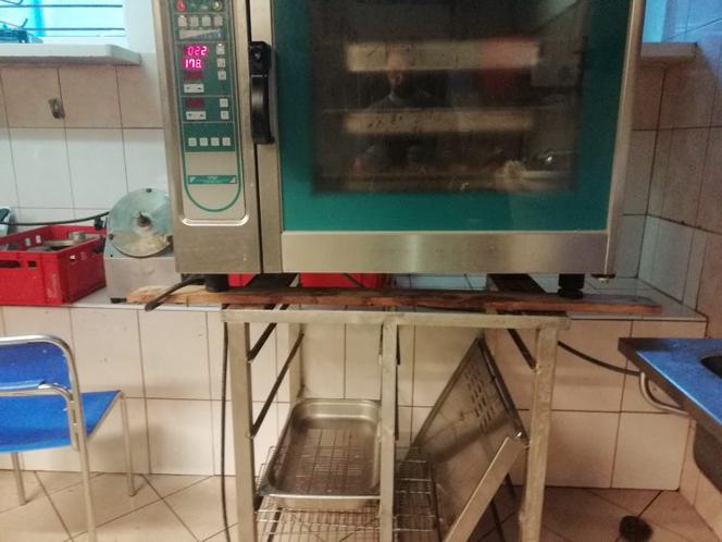 Pili alkohol na stołówce w podstawówce
