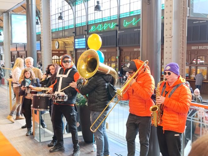 Popeyes na Dworcu Głównym we Wrocławiu otwarty! Spora kolejka, muzyka na żywo i darmowy kurczak