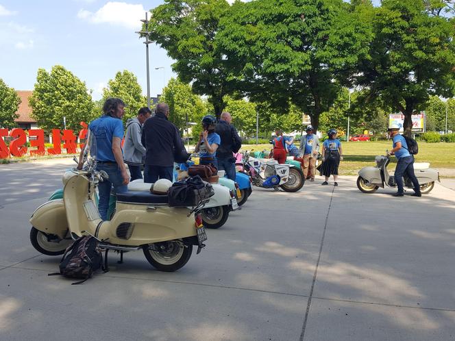 Osy kręciły kółka na stadionie żużlowym w Lesznie. Ogólnopolski zlot skuterów Osa Osieczna-Leszno 