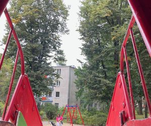 Lublin świętuje 65-lecie placu zabaw na LSM. Rakieta i gazik wciąż przyciągają dzieci