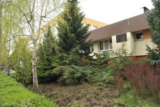 Locha oprosiła się pod szkołą na Białołęce