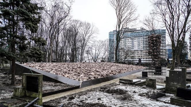 Pamięci mieszkańców getta: nowy monument na cmentarzu żydowskim w Warszawie