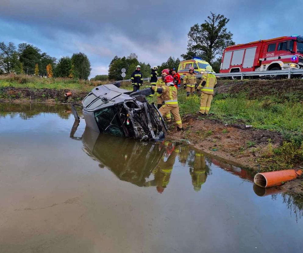 Śmiertelny wypadek pod Nidzicą! Opel w wodzie, w środku ciało [ZDJĘCIA]