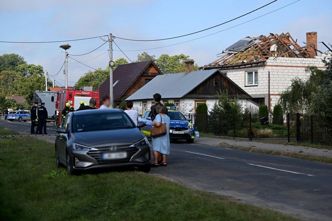 Zniszczony przez drona dach budynku mieszkalnego w miejscowości Wyryki