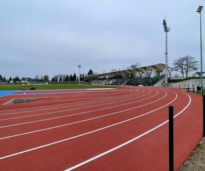 Ostatnie dni remontu stadionu w Starachowicach. Na bieżni pojwiły się tory