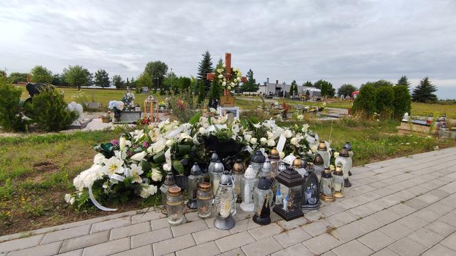 Białe kwiaty i wieńce przykryły grób Jakuba, który roztrzaskał się na motorze w centrum Chełmży