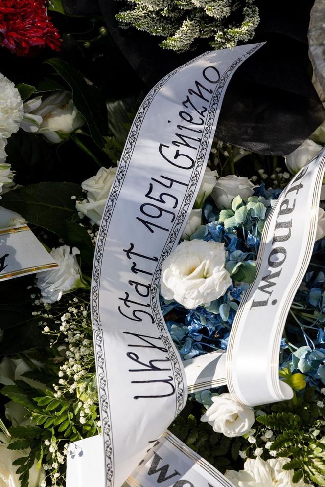 Koszulka klubowa i kij do hokeja spoczęły w grobie Natana. Gniezno żegna 18-latka