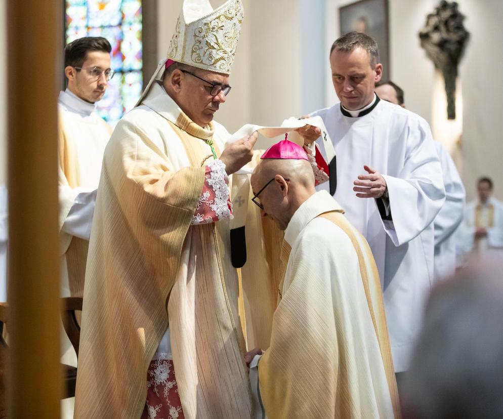 Abp Adrian Galbas przywdział paliusz – symbol łączności z papieżem