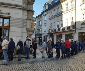 Takich kolejek w Nowym Sączu dawno nie było! Mieszkańcy miasta ruszyli po…żarówki!