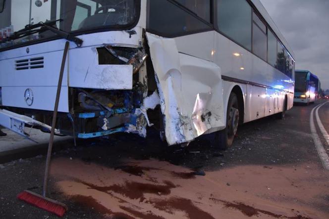 Wola Rzędzińska: Zderzenie osobówki z autobusem. Jedna osoba w szpitalu!